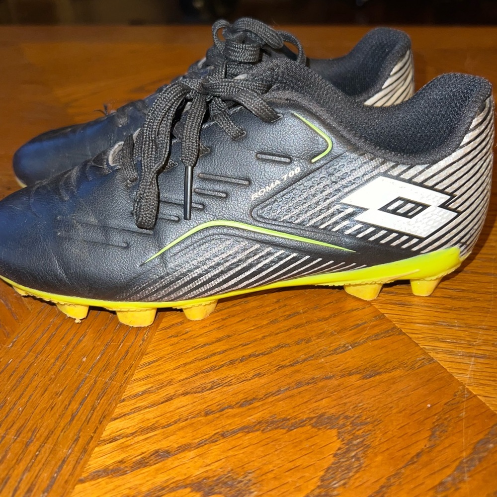 Boys soccer cleats 13M